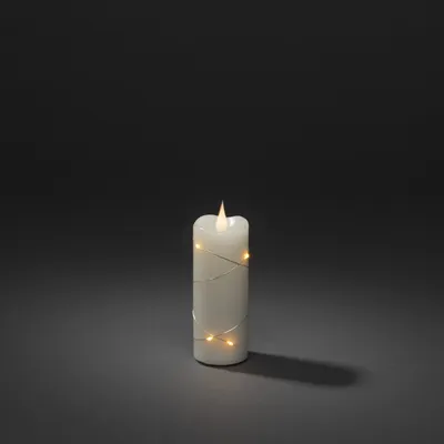 Produktbild von Konstsmide - LED Echtwachskerze cremeweiß, mit 3D Flamme und silberfarbenem Draht umwickelt, 4h und 8h Timer, 1 bernsteinfarbene Diode / 6 LED Tropfen, batteriebetrieben, Innen, 0,24W, silberfarbenes Kabel, Batterie: 2 x AA 1,5V (exkl.)- 1824-180