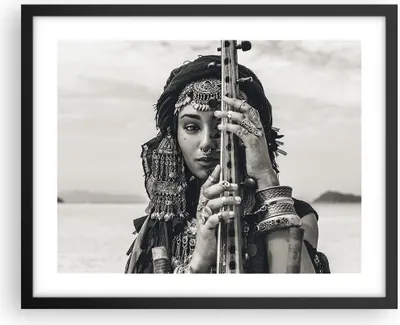 Produktbild von Gerahmtes Poster - Schwarzer Rahmen - Frau ethnisch Schmuck - 50x40 cm - Wand Bild - Wanddeko - Wandbilder - Kunstposter - Wandposter - Bilderrahmen - Bilder - Kunstdruck - P2BAA50x40-5027