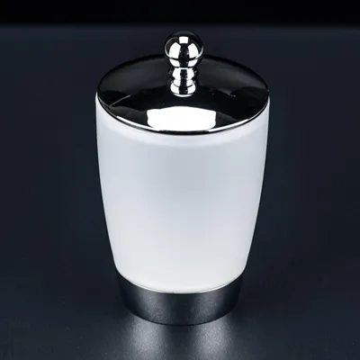 Produktbild von interDesign Wattedose Kosmetikdose mit Deckel rund Acryl Chrom Wattebehälter Chrom / Opal