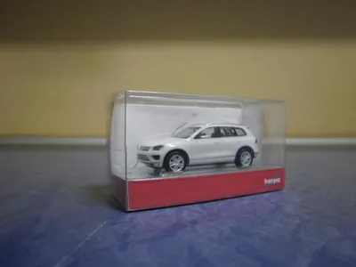 Produktbild von Herpa 028479-003 - 1/87 Volkswagen (VW) Touareg, tornadorot - Neu