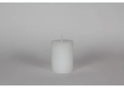 Obrázek produktu pro Svíčka značky Stumpenkerze, průměr 7 cm, výška 9 cm, bílá barva, doba hoření cca 45 hodin.