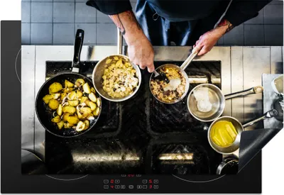 Produktbild von KitchenYeah© Herdabdeckplatte Ein Koch, der in einem Restaurant kocht , 78x52cm, Küche Deko, Glaskeramikkochfeld Herdabdeckung, Abdeckplatte fùr Kochfeld
