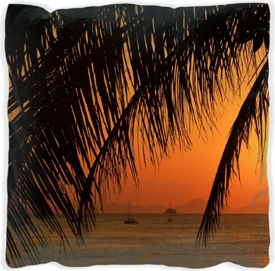 Produktbild von Wallario Premium Kissen, weiche Oberfläche, mit Motiv Sonnenuntergang unter Palmenblättern, Größe: 60 x 60 cm, mit weißer Rückseite