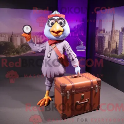 Immagine prodotto di Personaggio mascotte REDBROKOLY di un pollo Tandoori color lavanda vestito con pantaloncini cargo e valigette
