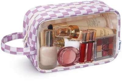 Produktbild von Ibenzoa® Transparente wasserfeste Kulturtasche für Damen – Kosmetiktasche & Reiseetui, lila Schachbrett, Reißverschluss, Seitenschlaufe, 25 x 10 x 15 cm (9,8 x 3,9 x 5,9 cm)