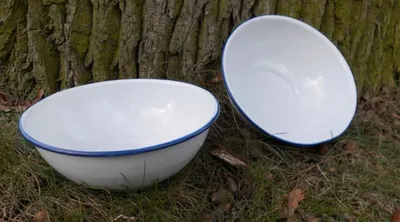 Produktbild von Zwei stabile Eisenschalen Eisenschüsseln weiß lackiert Rand blau D 21 cm