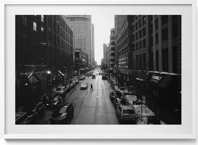 Produktbild von Schwarz-weiße Straßen von Chicago– Wandbild mit Rahmen – Gerahmtes Bild  – Wanddekoration – 100x70 cm –  Weiß Rahmen