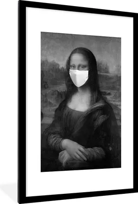 Produktbild von MuchoWow® Gerahmtes Poster Mona Lisa mit blauer Mundhaube - Gemälde von Leonardo da Vinci - schwarz-weiß 60x90 cm - Poster mit Schwarzem Bilderrahmen Wandposter Rahmen Foto Bilder - Dekoration - Wandposter Wohnzimmer - Hochwertig