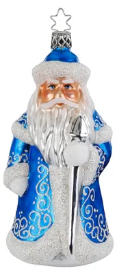 Eine mundgeblasene Glasfigur als Väterchen Frost im blauen Mantel mit silbernen Glitzermustern, weißem Pelzbesatz, einem Stab und Sternaufhänger.