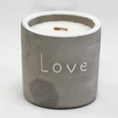 Immagine prodotto di Awm Candela di soia in amore concreto - Fico viola e ribes nero 450g