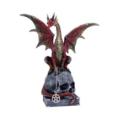 Drachen der auf einem Schädel sitzt, der wiederum auf einem Buch thront. Er ist in Rottönen gehalten