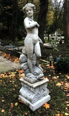 Produktbild von Massive schwere Anik Stil Skulptur / Statue Mädchen mit Delfin mit Sockel Antikgrau von Casa Padrino - Steinfigur Barock Gartenskulptur - sehr schwer -