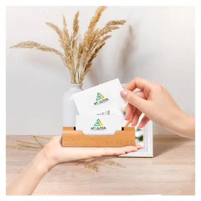 Produktbild von Visitenkartenhalter aus Holz, personalisierbar für den Schreibtisch