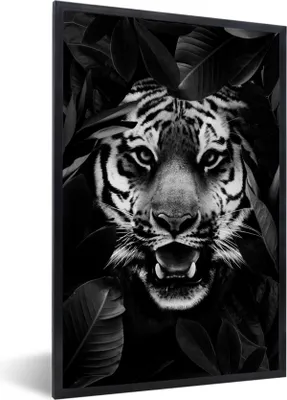 Produktbild von MuchoWow® Gerahmtes Poster Tiger zwischen den Blättern - schwarz und weiß 40x60 cm - Poster mit Schwarzem Bilderrahmen Wandposter Rahmen Foto Bilder - Papierdruck - Wandbilder