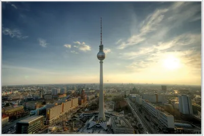 Produktbild von Wallario Wandbild Fernsehturm Berlin mit Panoramablick über die Stadt, Größe: 61 x 91,50 cm, Poster mit weißem Aluminiumrahmen