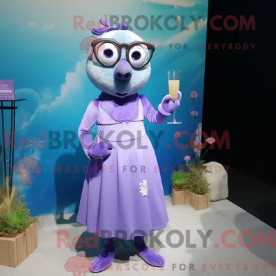 Produktbild von Maskottchenfigur REDBROKOLY eines Lavendelrobbens mit Cocktailkleid und Brille