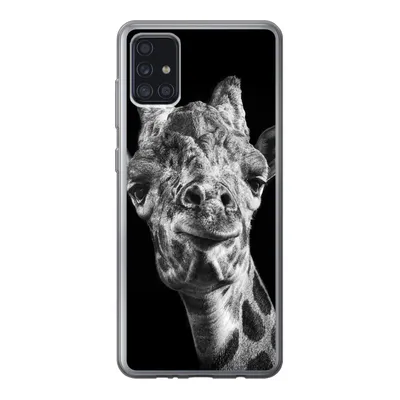 Produktbild von MuchoWow® Handyhülle Schutzhülle Hülle für Samsung Galaxy A52 5G Giraffe vor schwarzem Hintergrund in schwarz und weiß Silikon Softcase Handy Hülle - Umschlag