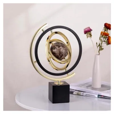 Produktbild von Moderne Skulptur zur Dekoration in abstrakter Kunst für das Zimmer – Drehbarer Metallglobus mit rechteckigem Sockel, Statue für Schreibtisch, Bücherregal und Wohnzimmerschmuck in Schwarz und Gold