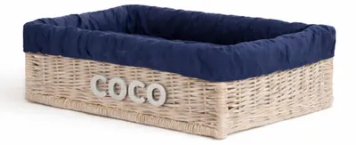 Produktbild von Epimoria Weidenbett für Hund und Katze mit Gravur, marineblauer Einfassung und Kissen von TheWickerStories