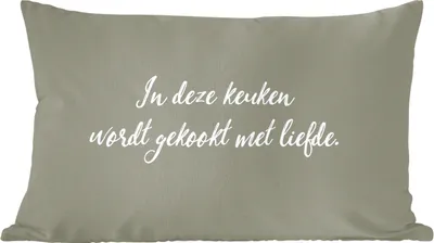 Produktbild von MuchoWow® Zierkissen Sofakissen Wohnzimmer Dekokissen 60x40 cm Sprichwörter - In dieser Küche wird mit Liebe gekocht - Zitate - Liebe - Kopfkissen - Polster mit Foto