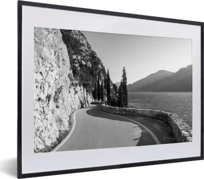 Produktbild von MuchoWow® Gerahmtes Poster Die ikonische Bergstraße neben dem Gardasee - schwarz und weiß 40x30 cm - Poster mit Schwarzem Bilderrahmen Wandposter Rahmen Foto Bilder - Bilderrahmen - Poster im Rahmen