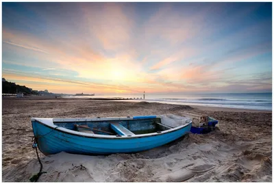 Produktbild von Wallario Premium Glasbild, freischwebende Optik, kräftige Farben, Größe 90 x 60 cm Motiv Fischerboot am Strand bei Sonnenuntergang