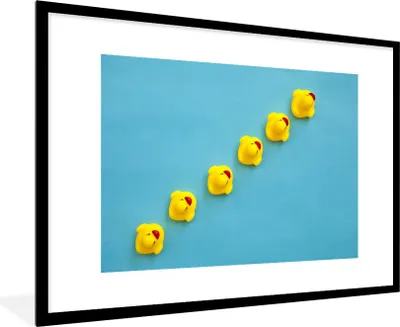 Produktbild von MuchoWow® Gerahmtes Poster Gummi-Enten - Blau - Gelb 90x60 cm - Poster mit Schwarzem Bilderrahmen Wandposter Rahmen Foto Bilder - Wanddekoration - Fotos
