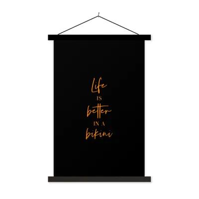 Produktbild von MuchoWow® Textilposter Das Leben ist besser im Bikini - Zitat - Schwarz - Orange 60x90 cm mit schwarzem Rahmen - Poster Wohnzimmer