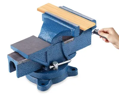 Produktbild von Omgoods-Werkbankzange 360° drehbar - Schraubstock 150mm - Gusseisen - Stahlbacken - Diamantförmige Rillen - Hohe Härte