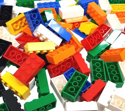 Productafbeelding van 150 LEGO steentjes 2x4 in verschillende kleuren + een steenverdelersgereedschap