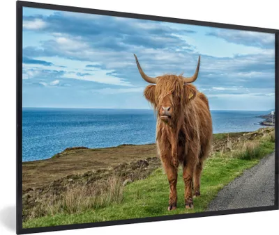 Produktbild von MuchoWow® Gerahmtes Poster Schottischer Highlander - Wasser - Hörner 60x40 cm - Poster mit Schwarzem Bilderrahmen Wandposter Rahmen Foto Bilder - Printing - Wanddeko Schlafzimmer