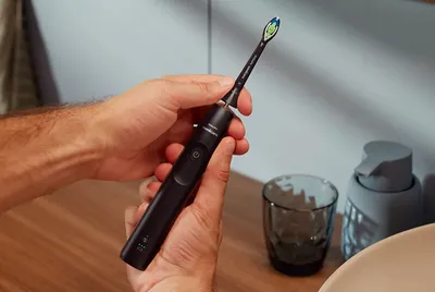 Produktbild von Philips Schallzahnbürste Sonicare 5300 HX7101/02 sw, Farbe:Schwarz