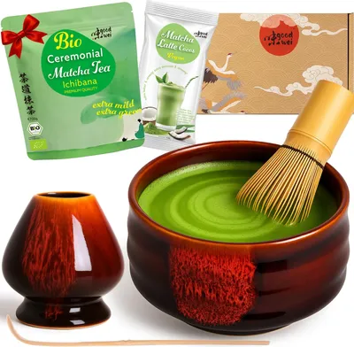 Obrázek produktu pro Matcha cajový obradní set "Akai" s miskou, metlickou, držákem a matcha práškem + kokosovým latté – sada pro milovníky matcha