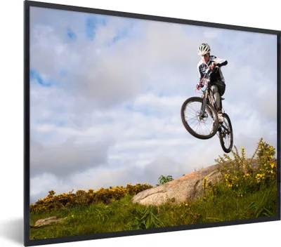 Produktbild von MuchoWow® Gerahmtes Poster Mann springt auf ein Mountainbike 40x30 cm - Poster mit Schwarzem Bilderrahmen Wandposter Rahmen Foto Bilder - Kunstposter - Wanddekorationen