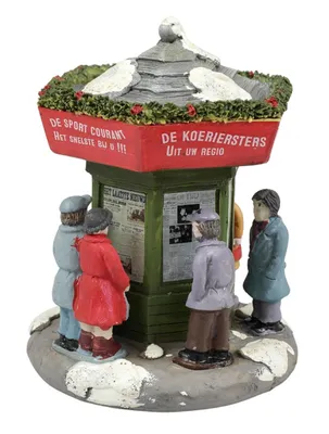 Kleiner Zeitungsstand oder Kiosk dessen Dach leicht mit Schnee bedeckt ist mit grünen Girlanden.