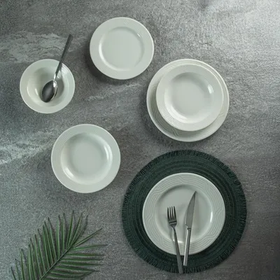 Produktbild von Hermia Concept, Hochwertiges 24-teiliges Dinner Set aus 100% Porzellan, Weiß | 6 Servierplatten (25 x 25 cm), 6 Kuchenplatten (19 x 19 cm), 6 Teller (19 x 19 cm), 6 Schalen (14 x 14 cm) | Spülmaschinen- und mikrowellengeeignet.