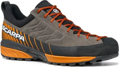 Zustiegsschuh Mescalito von Scarpa in Grau mit orangefarbenen Akzenten und rutschfester Sohle.