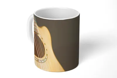 Produktbild von KitchenYeah® Tasse Kaffeetasse Kaffeebecher 350 ml Halbseitenansicht einer akustischen Gitarre Teetasse - Fototasse - Becher - Keramikbecher - Teebecher - Kaffeetasse - Bürotasse