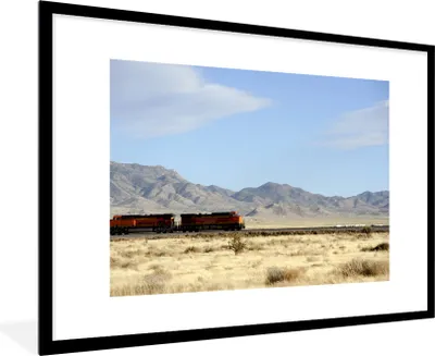 Produktbild von MuchoWow® Gerahmtes Poster Ein roter Zug in der Wüste 90x60 cm - Poster mit Schwarzem Bilderrahmen Wandposter Rahmen Foto Bilder - Wanddekoration - Fotos