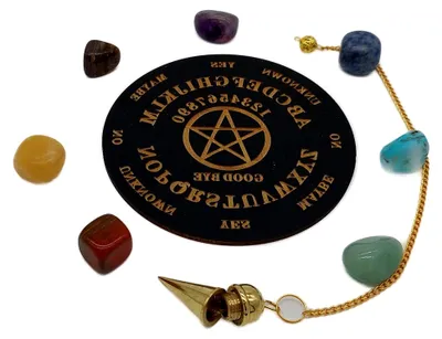 Produktbild von Pendelsatz aus Messing mit Schrauböffnung und Pendelbrett mit 7 Chakra-Edelsteinen in Geschenkverpackung