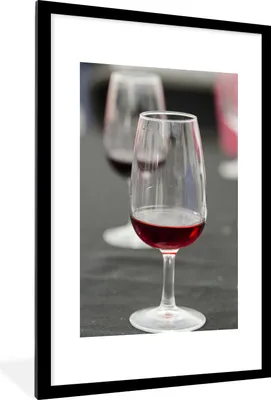 Produktbild von MuchoWow® Gerahmtes Poster Ein schönes Glas mit Portwein 60x90 cm - Poster mit Schwarzem Bilderrahmen Wandposter Rahmen Foto Bilder - Dekoration - Wandposter Wohnzimmer - Hochwertig