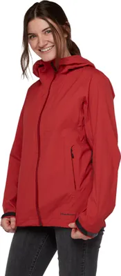 Dame trägt eine rote Hardshelljacke "W Highline Stretch Shell" von Black Diamond; mit Kapuze und Reißverschluss.