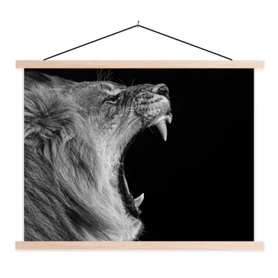 Produktbild von MuchoWow® Textilposter Tiere - Löwe - Schwarz - Weiß - Porträt 120x90 cm mit holzfarbenen Rahmen - Magnetisch