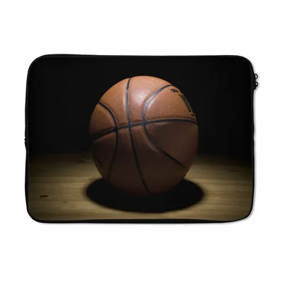 Produktbild von MuchoWow® Laptop Hülle 13 Zoll Ein Basketball im Scheinwerferlicht in einer Halle Laptoptasche - Laptophülle - Sleeve - Rundumschutz
