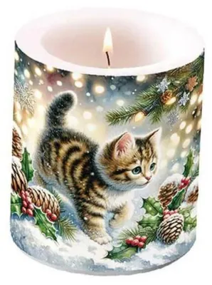 Produktbild von Weihnachten Kerze medium Ø 10 cm x 10 cm Cute cat in the snow Katze Schnee Tannenzapfen Ilex