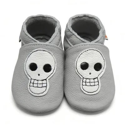 Produktbild von YALION® Baby Krabbelschuhe aus Echtleder, weiche Lauflernschuhe für Mädchen&Jungen, rutschfeste Ledersohle,Hellgrau,Totenkopf, Größe XL (18–24 Monate)
