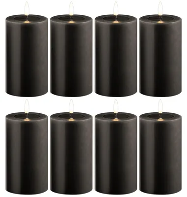 Imagen del producto de 8 velas LED en forma de pilares, color gris, con temporizador, diámetro de 7,5 cm, altura de 12,5 cm. Requieren 2 pilas AA. Vela LED con efecto parpadeante, imitación de cera real, sin llama. Vela LED delgada, ideal para decoración navideña