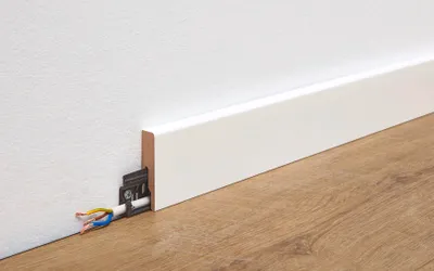Produktbild von 2,38 m | Sockelleiste Uni weiß glänzend 324 Nachbildung Profil 20 PK
