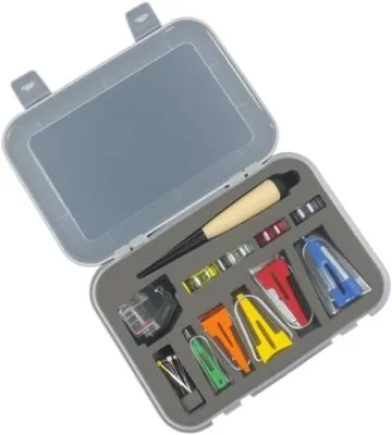 Produktbild von Set mit Schrägbandformern in 5 Größen (6 mm, 9 mm, 12 mm, 18 mm, 25 mm) inklusive Bindungsfußclips, Nadeln, Ahle und Quiltwerkzeugen