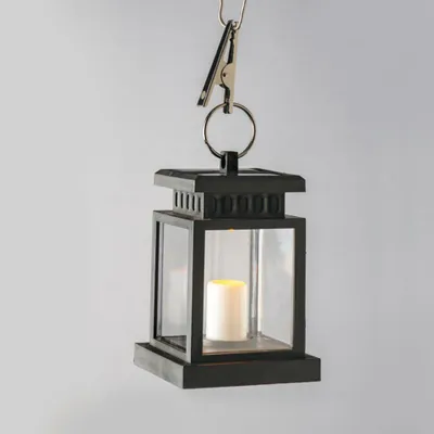 Productafbeelding van ACA zwarte solar-kunststoflantaarn met witte kaars, 1 LED-lamp, werkt op batterijen, oplaadbaar, beschermingsklasse IP44, afmetingen 8,8 x 12,7 cm, artikelnummer X1311308